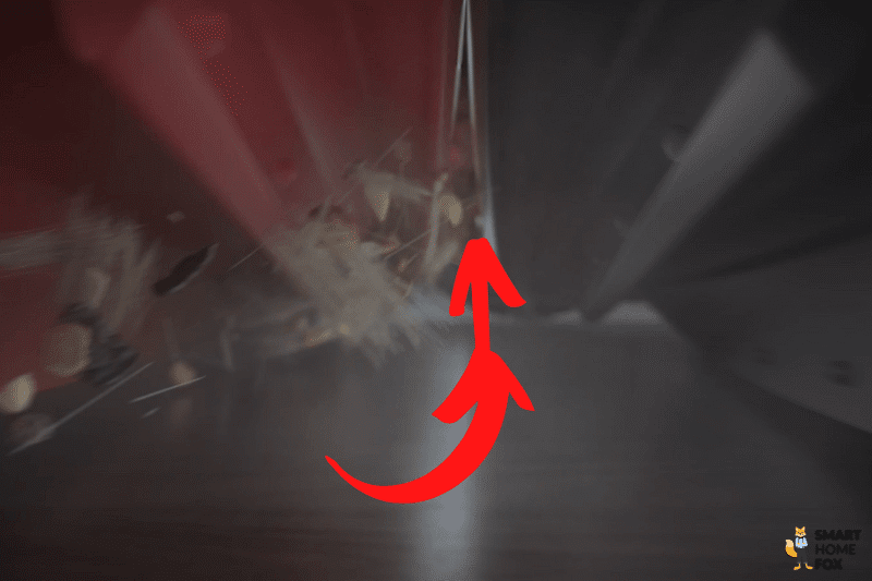 Die beiden Gummibürste des Roborock S8 reinigen einen Teppichboden.